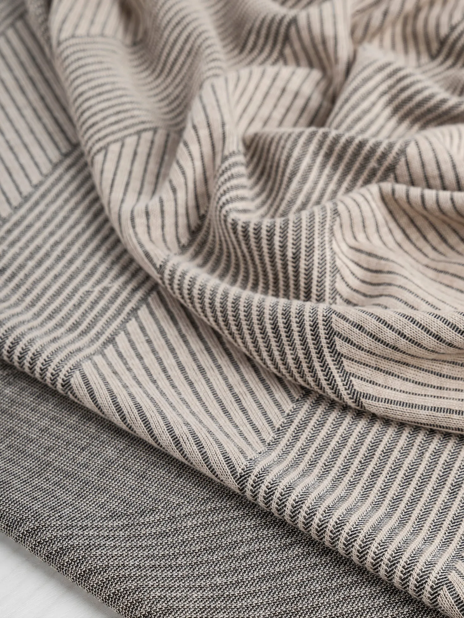 Diagonal Stretch Wide Rib Knit - Beige   Black - Swatch